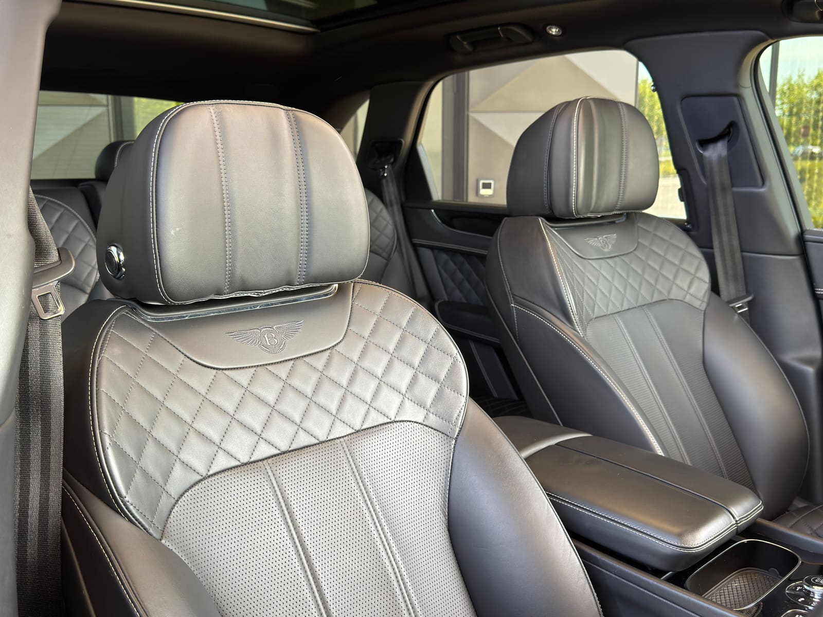 Black Bentley Bentayga V8 SUV hire car in Melbourne, photo 4