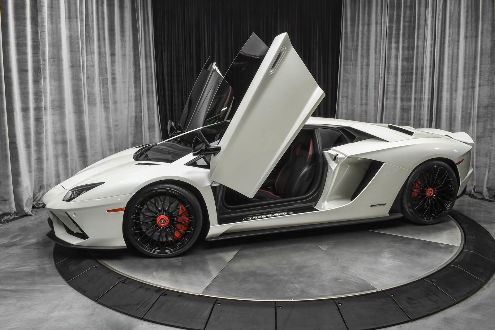 White Lamborghini Aventador S Coupe hire car in Melbourne
