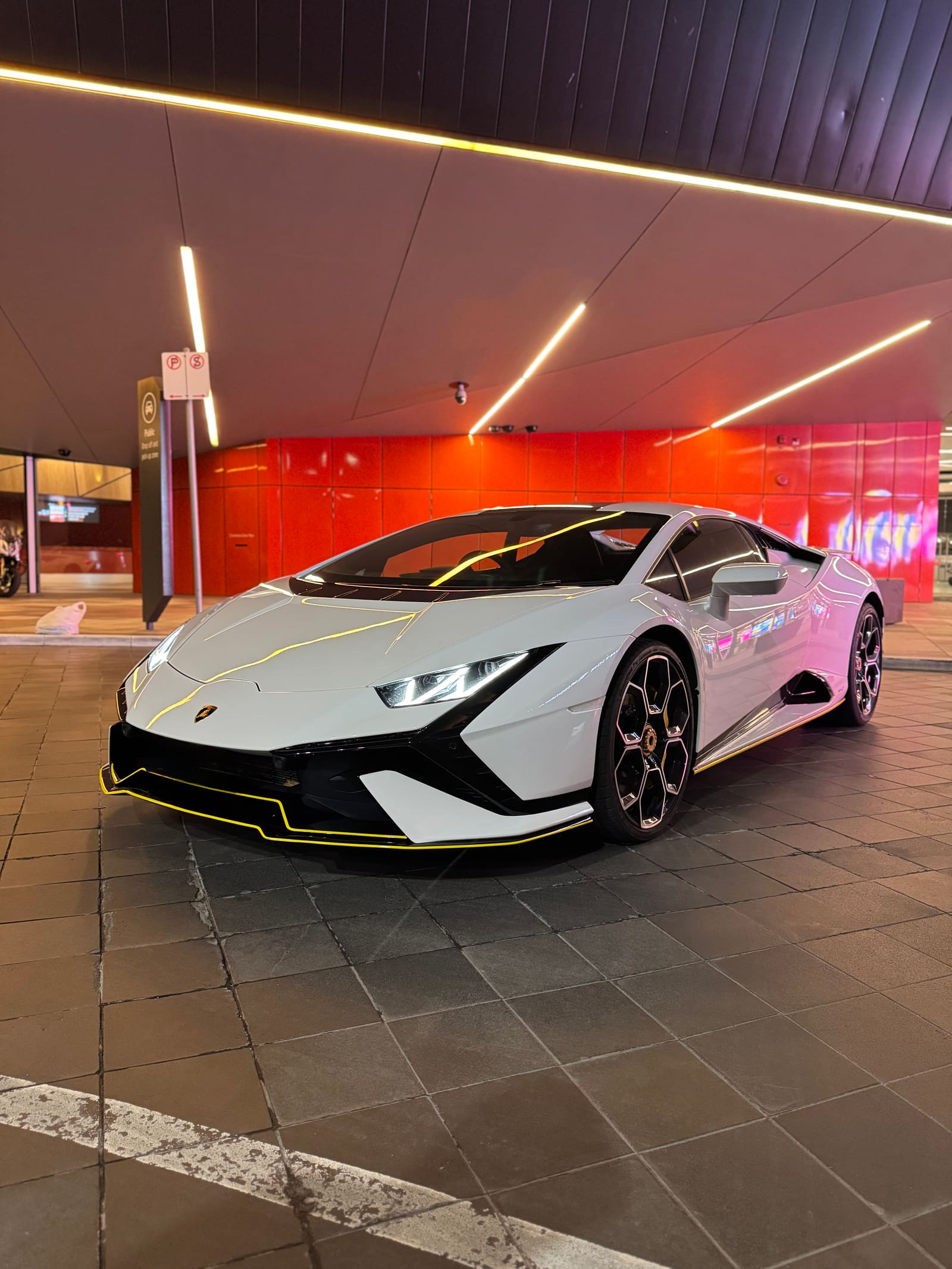 White Lamborghini Huracán Tecnica hire car in Melbourne, photo 2