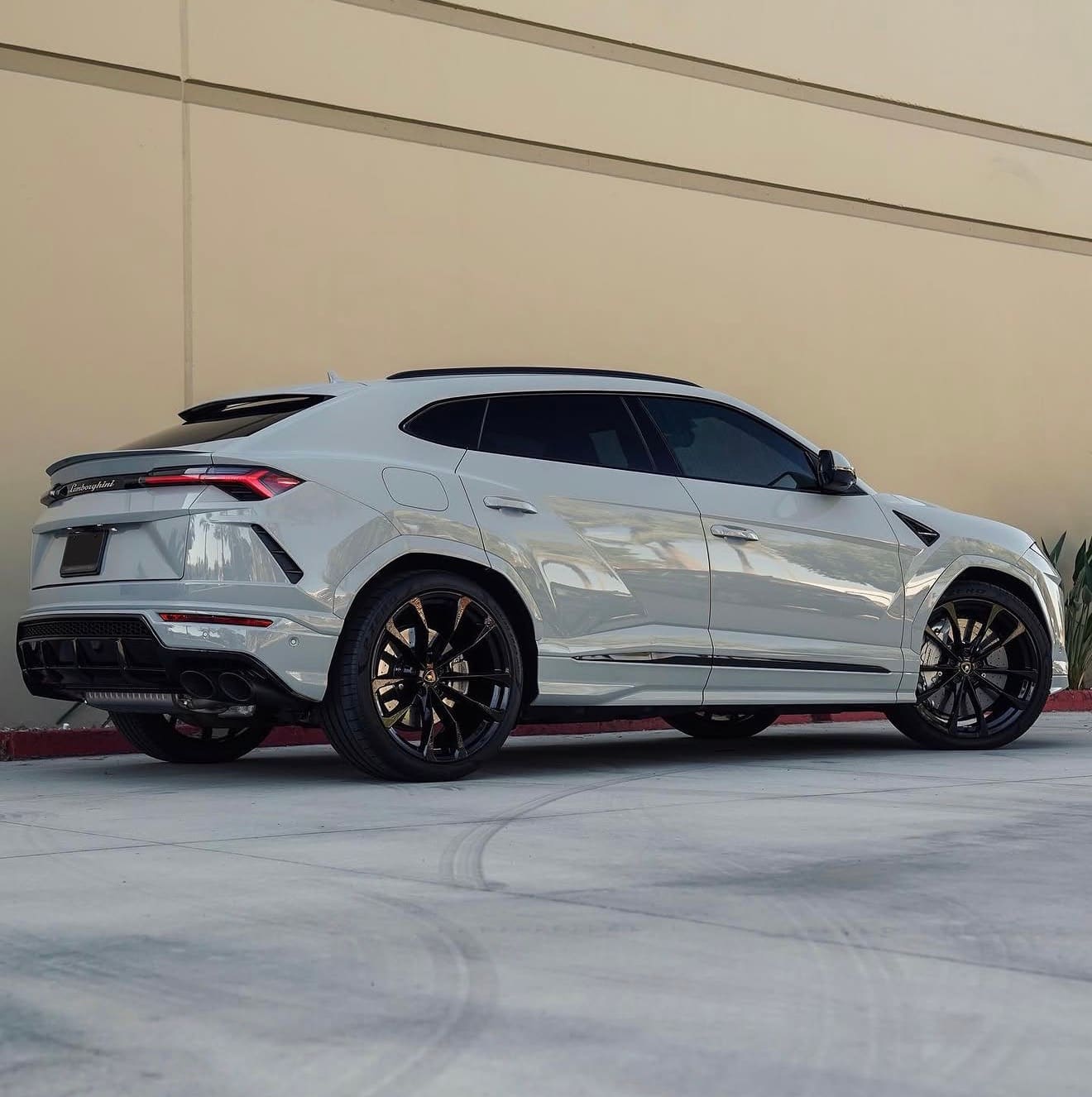 Grigio Hati Lamborghini Urus SUV hire car in Melbourne, photo 2